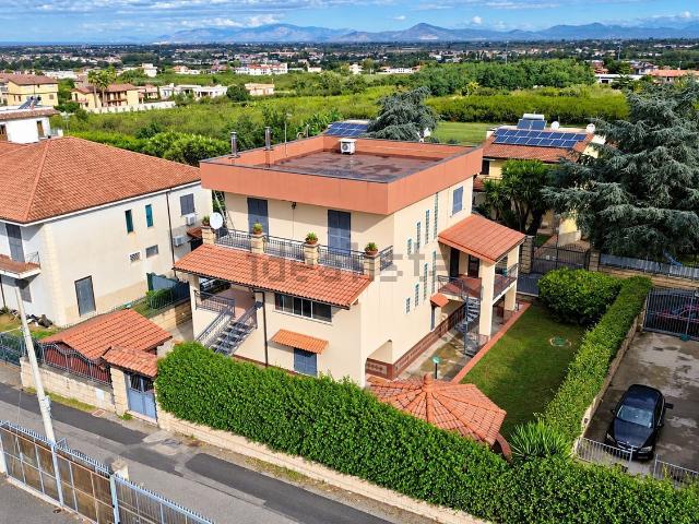 Case e ville in vendita di 350 m² in Via Grotta dell&apos Olmo