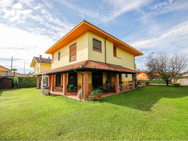 Case e ville in vendita di 350 m² in Via D. Bevilacqua, 23