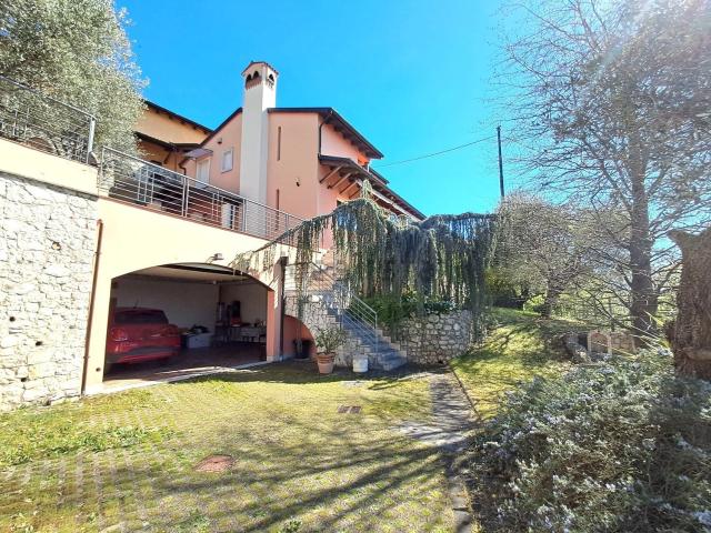Case e ville in vendita di 350 m² in Via Donizetti, 7
