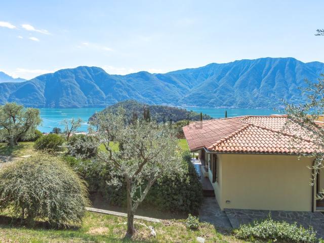 Case e ville in vendita di 350 m² in Via degli Alpini