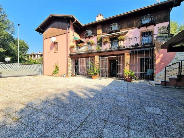 Case e ville in vendita di 350 m² in Via degli Olmi, 1