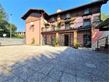 Case e ville in vendita di 350 m² in Via degli Olmi, 1