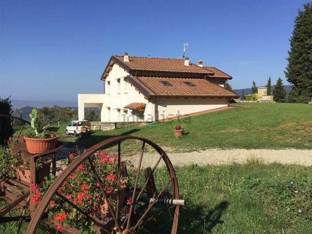 Case e ville in vendita di 350 m² in Via dei Bosconi