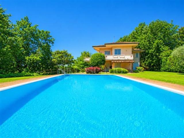 Case e ville in vendita di 350 m² in Via dei Colli
