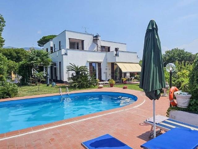Case e ville in vendita di 350 m² in Via del Pino