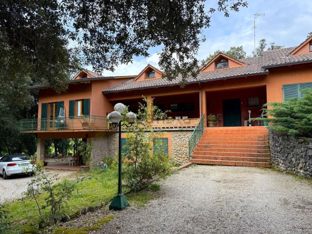 Case e ville in vendita di 550 m² in Via dell&apos Erica, 2