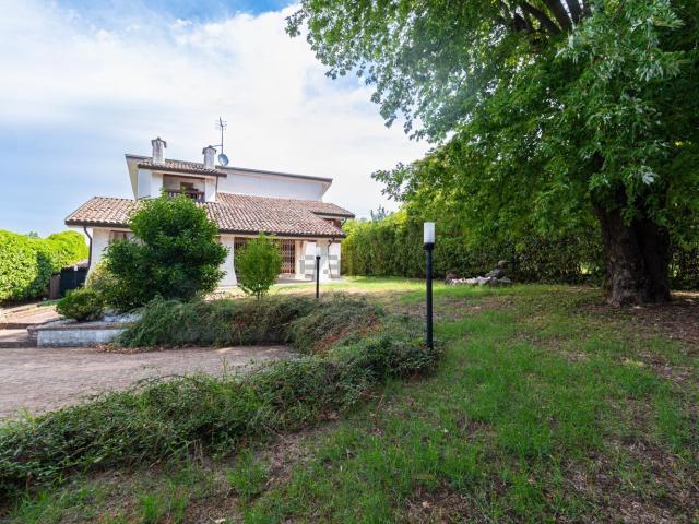 Case e ville in vendita di 350 m² in Via della Rondella, 3