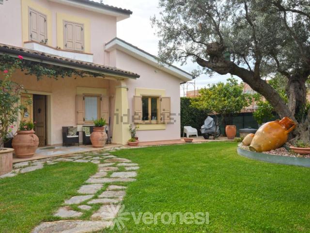 Case e ville in vendita di 350 m² in Via delle Croci, 54