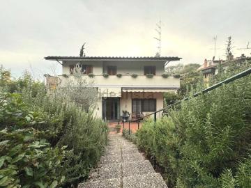 Case e ville in vendita di 350 m² in Via delle Fonti, 42