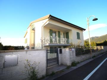 Case e ville in vendita di 350 m² in Via delle Rose, 19
