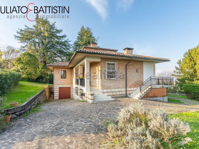 Case e ville in vendita di 350 m² in Via delle Vigne