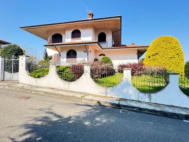 Case e ville in vendita di 350 m² in Via Diego Garoglio, 28
