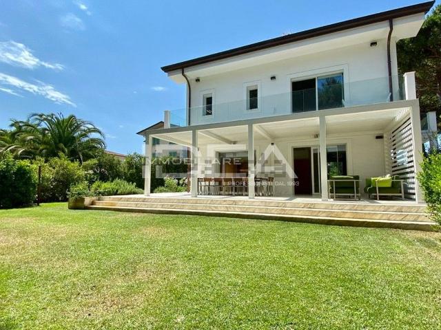 Case e ville in vendita di 350 m² in Via Duca D&apos Aosta