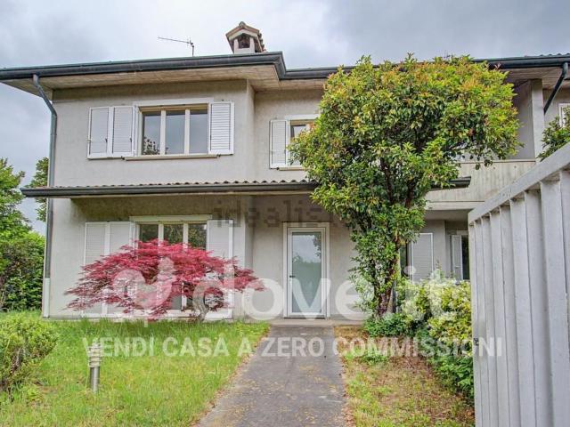 Case e ville in vendita di 350 m² in Via E. Montale, 34