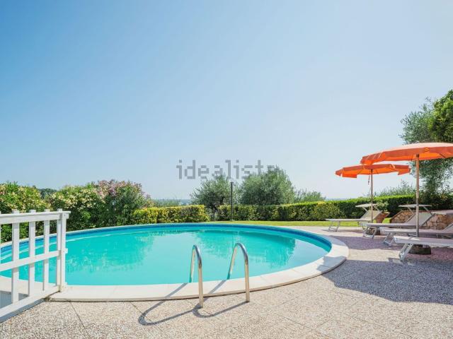 Case e ville in vendita di 350 m² in Via Emilia Nord