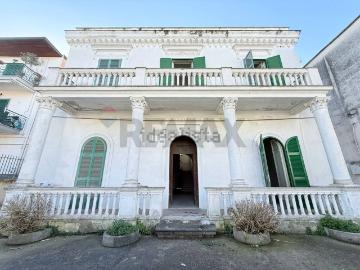 Case e ville in vendita di 350 m² in Via Emilio Scaglione, 325