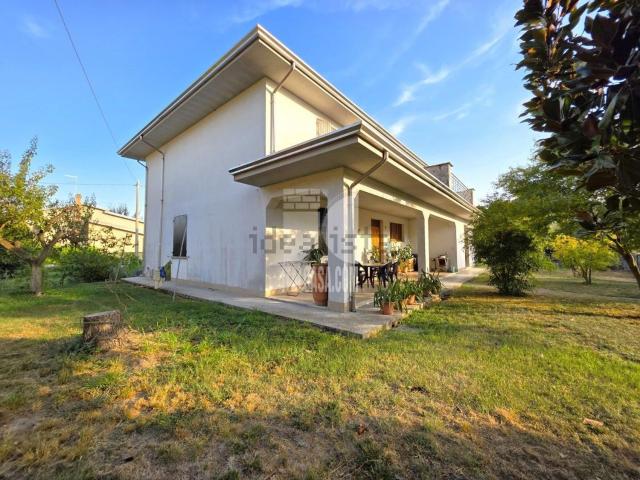 Case e ville in vendita di 350 m² in Via Enrico Ferri