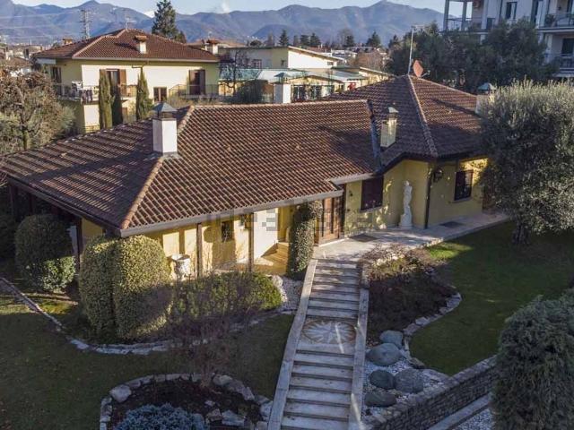 Case e ville in vendita di 350 m² in Via Erbarola