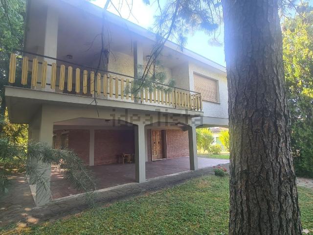 Case e ville in vendita di 350 m² in Via F. Albani, 8
