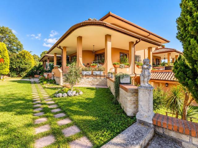 Case e ville in vendita di 350 m² in Via Falterona