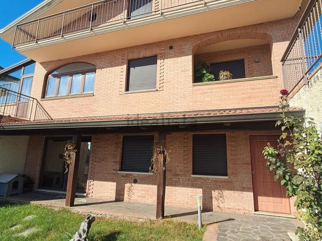 Case e ville in vendita di 350 m² in Via Francesco Scerbo