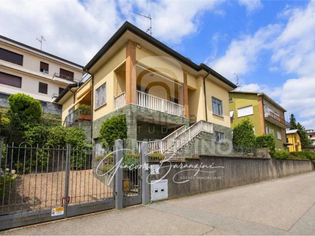 Case e ville in vendita di 350 m² in Via Fratelli Giovannini