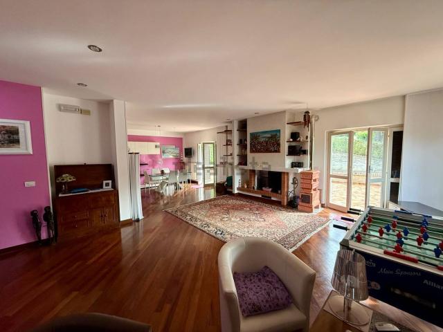 Case e ville in vendita di 350 m² in Via Imperia