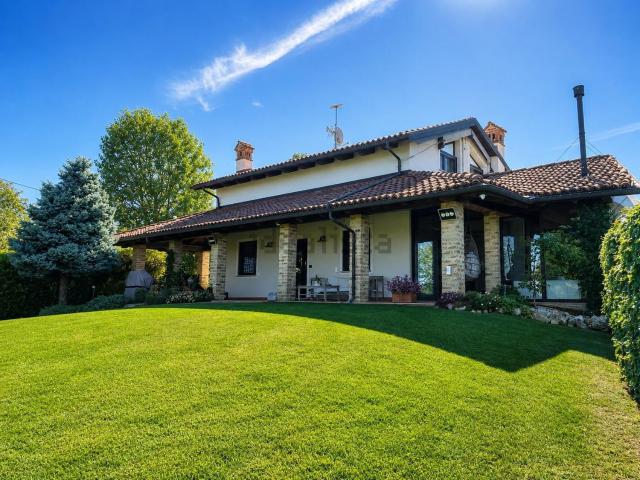 Case e ville in vendita di 350 m² in Via La Morra
