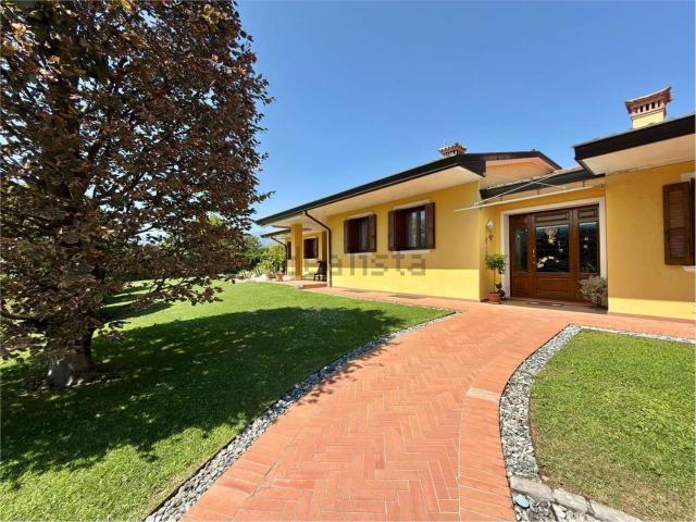 Case e ville in vendita di 350 m² in Via Levignole