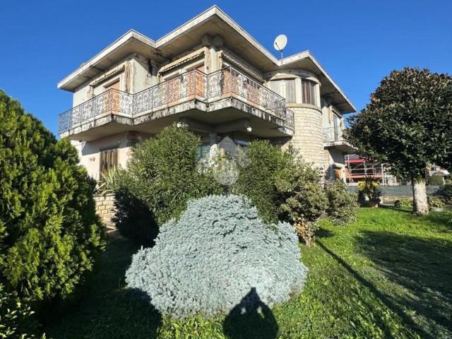 Case e ville in vendita di 350 m² in Via Leonardo da Vinci, 69
