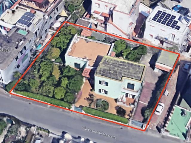 Case e ville in vendita di 350 m² in Via Leonardo Mazzella, 118