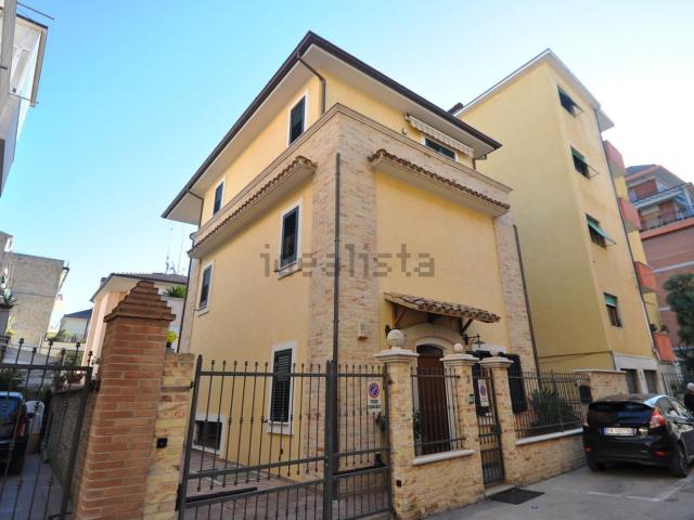 Case e ville in vendita di 350 m² in Via Livenza, 3