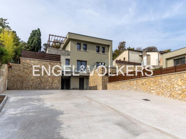 Case e ville in vendita di 350 m² in Via Luigi Luzzatti