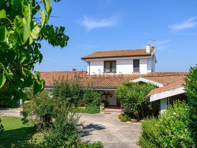 Case e ville in vendita di 350 m² in Via Monte Soratte