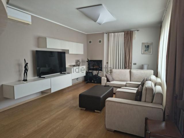 Case e ville in vendita di 350 m² in Via Monte Pasubio