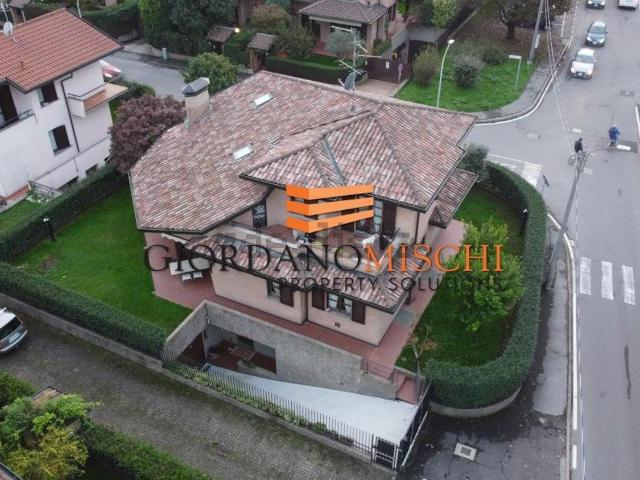 Case e ville in vendita di 350 m² in Via Monte Rosa