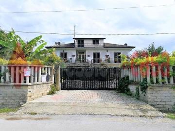 Case e ville in vendita di 350 m² in Via Macerine, 69