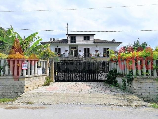 Case e ville in vendita di 350 m² in Via Macerine, 69