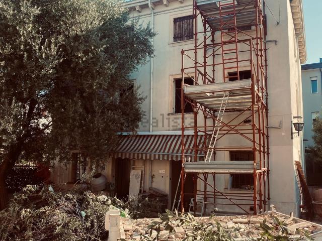 Case e ville in vendita di 315 m² in Via Magenta, 13
