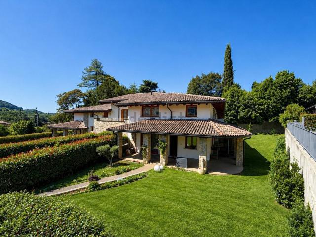Case e ville in vendita di 350 m² in Via Mansueto Astori