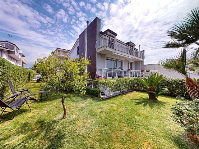Case e ville in vendita di 350 m² in Via Marisco