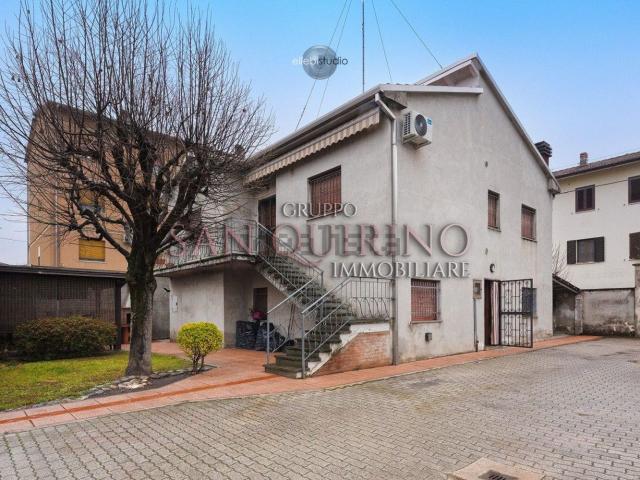 Case e ville in vendita di 350 m² in Via Mirandola, 1