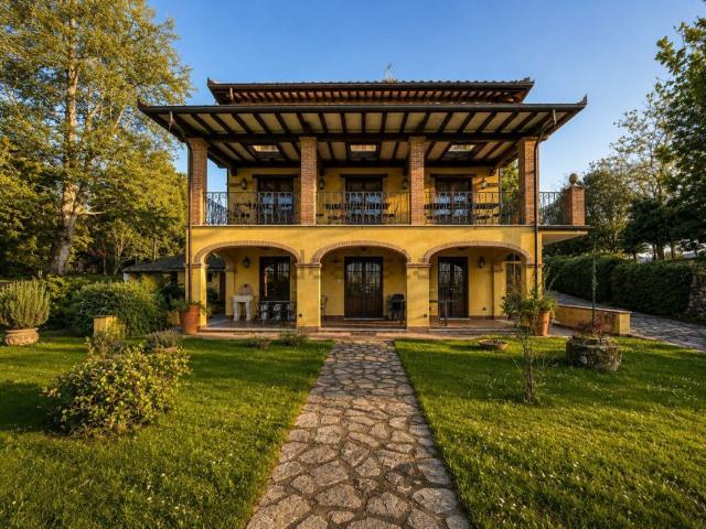 Case e ville in vendita di 350 m² in Via Misciano