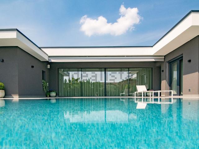 Case e ville in vendita di 350 m² in Via N. Paganini