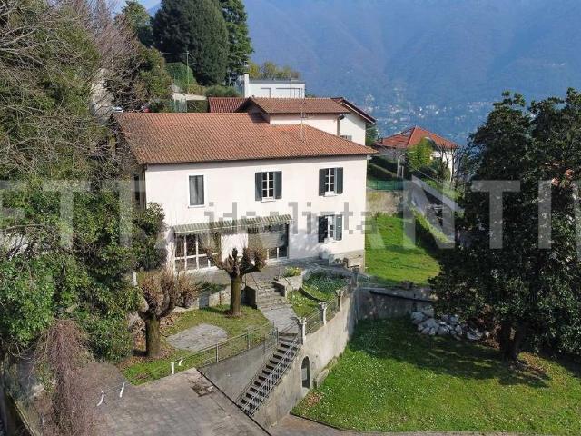 Case e ville in vendita di 350 m² in Via Noseda, 11