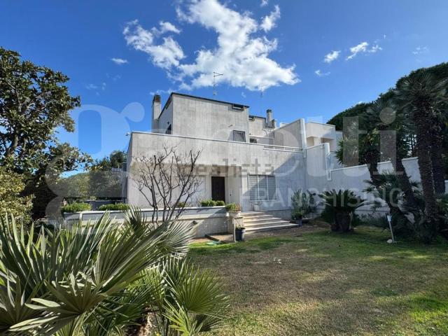 Case e ville in vendita di 350 m² in Via Napoli Santo Spirito