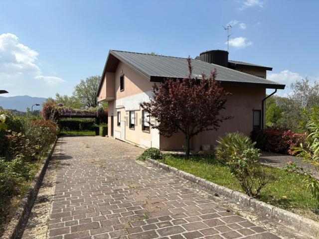 Case e ville in vendita di 403 m² in Via San Lazzaro