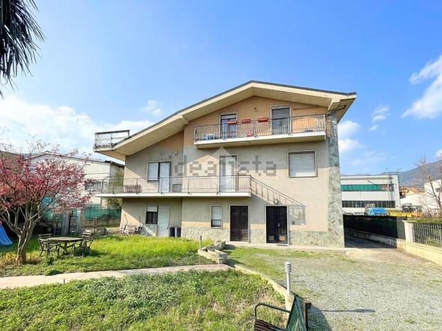 Case e ville in vendita di 350 m² in Via Sant&apos Ambrogio, 61