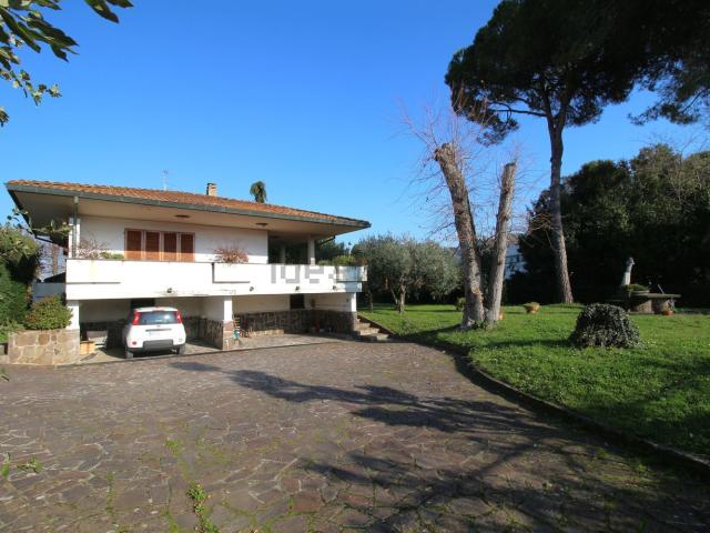 Case e ville in vendita di 350 m² in Via Sant&apos Apollinare