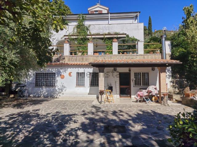Case e ville in vendita di 350 m² in Via Santa Lucia